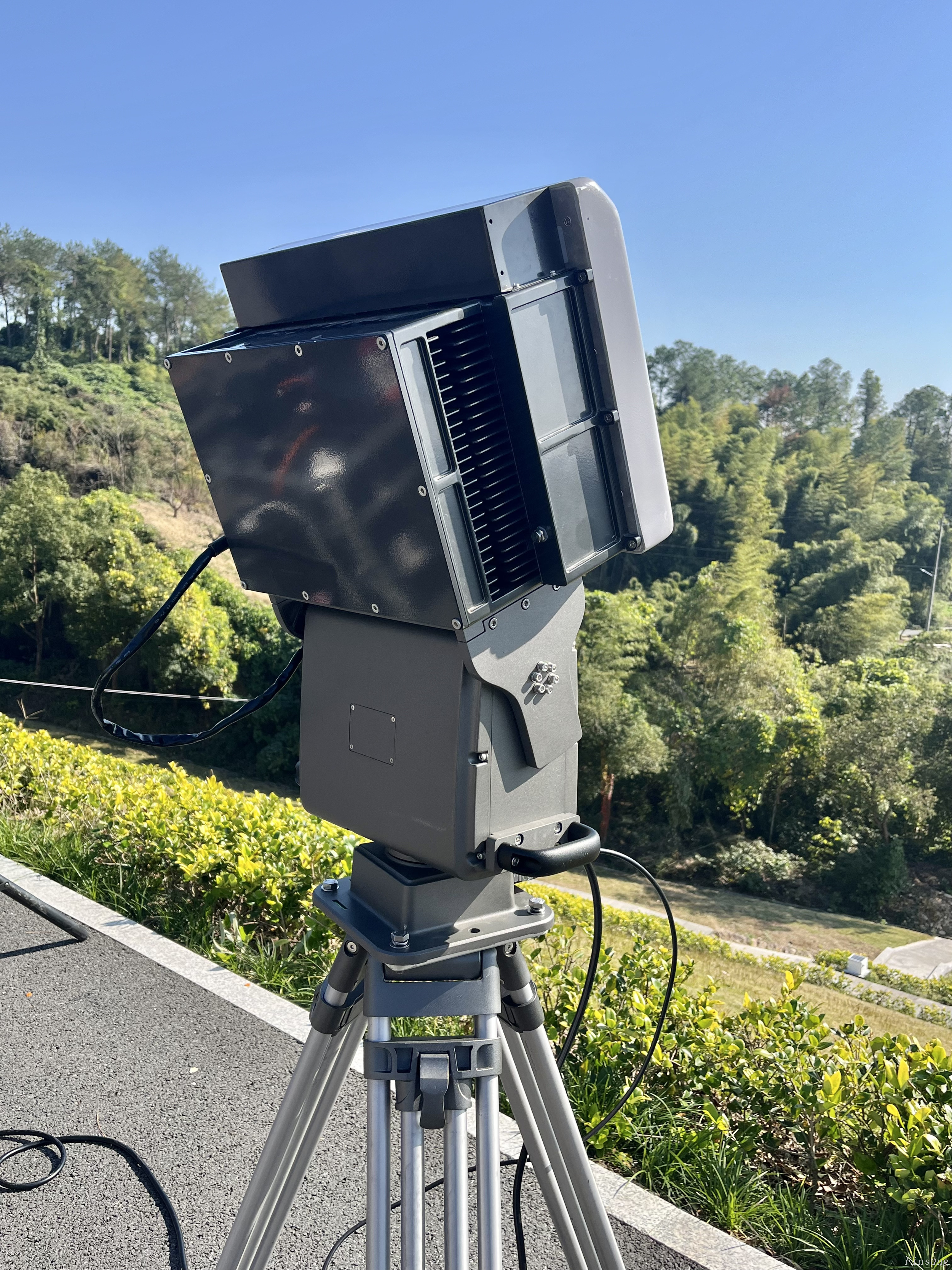 China-Made UAV Signal Suppression And Drone Jammer with Gimbal for 360° Defense